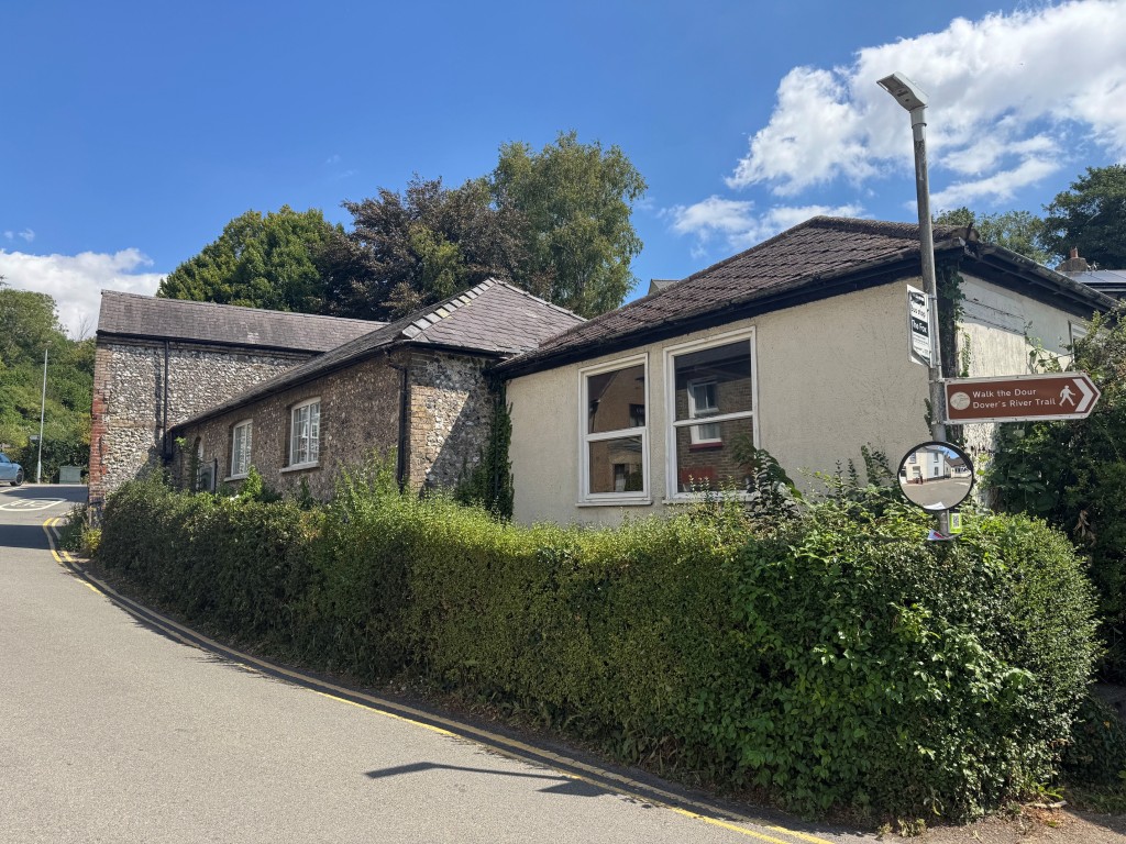 Lot: 98 - ATTRACTIVE CHURCH WITH POTENTIAL - Side of property fronting The High Street